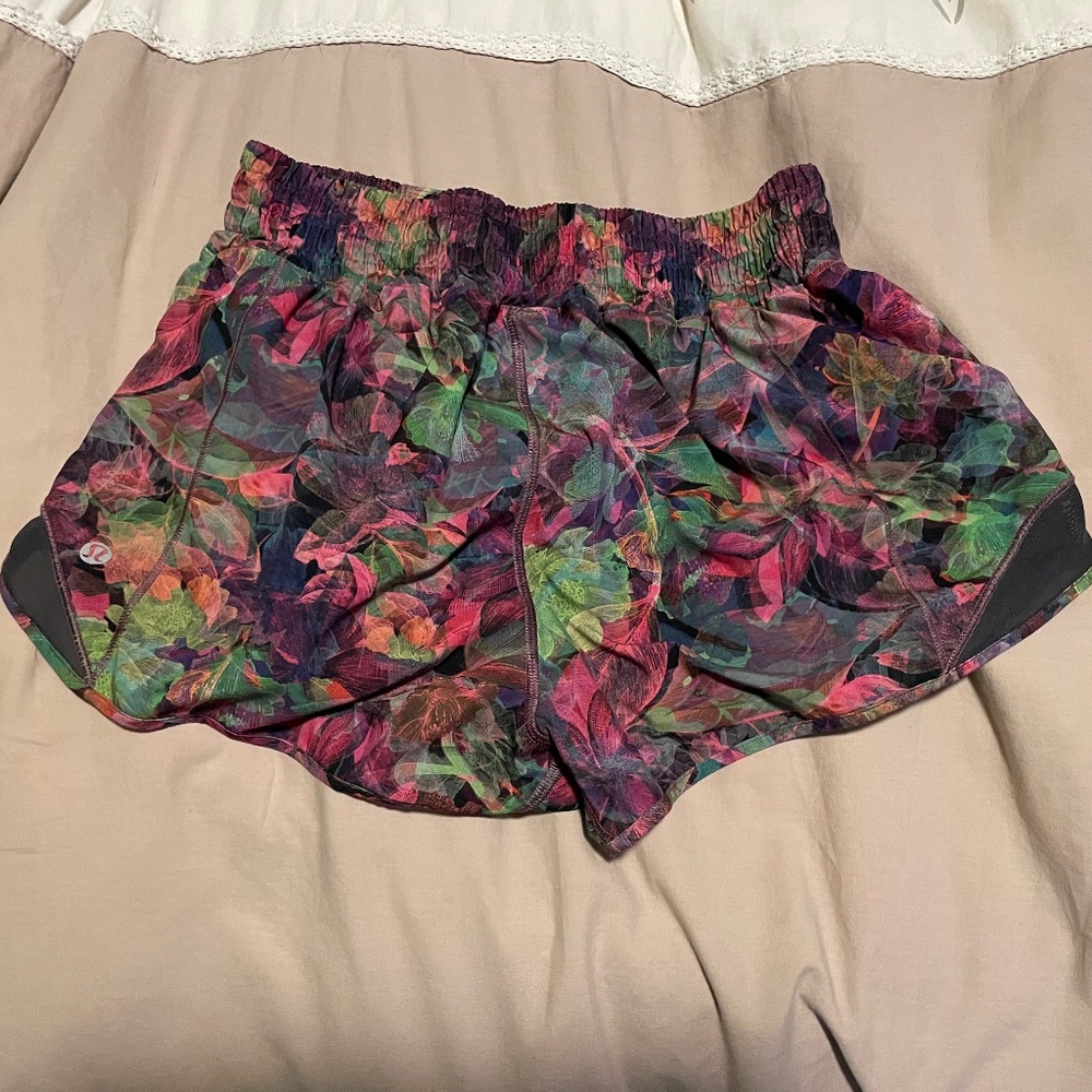 Lululemon high rise hotty hot shorts 2.5